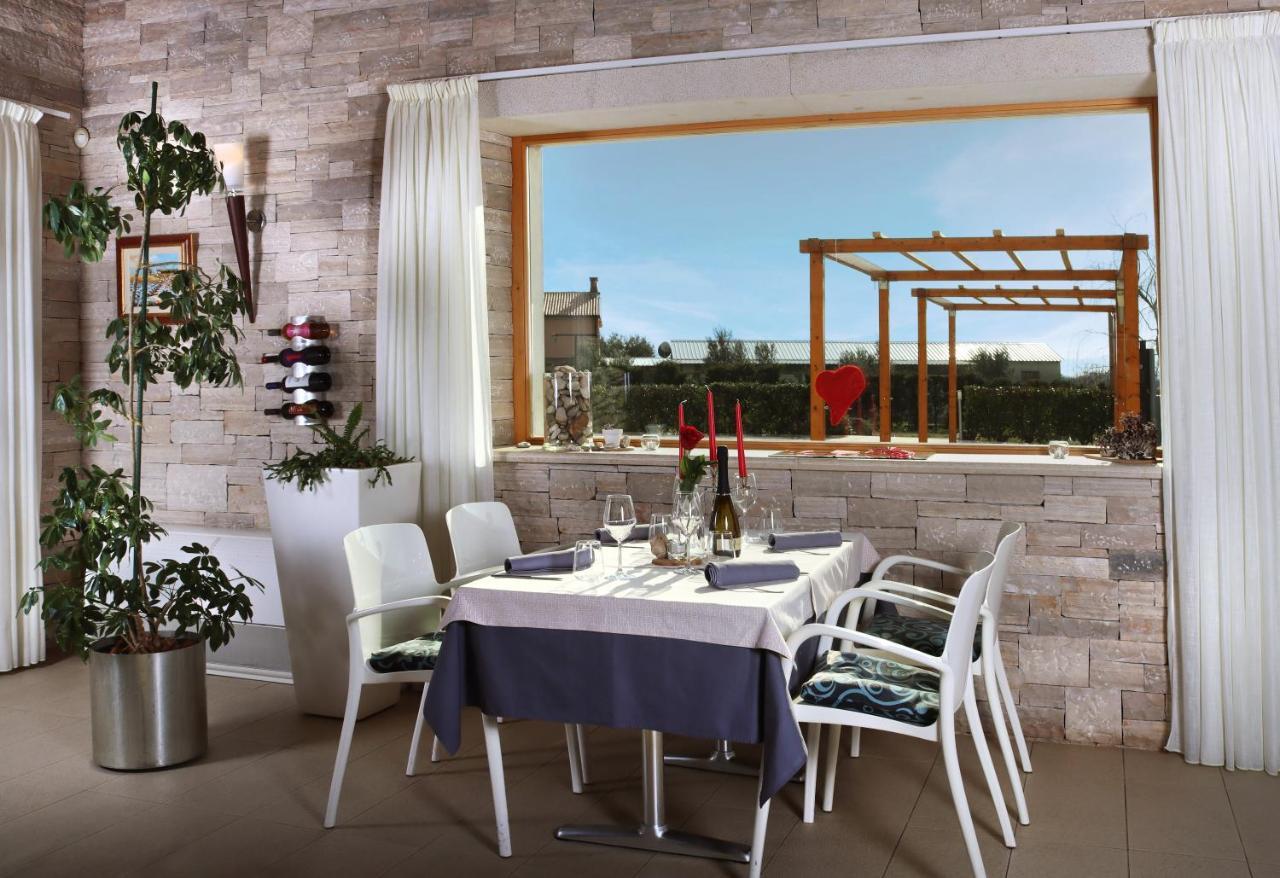 Velanera Hotel & Restaurant Sisan Exterior photo