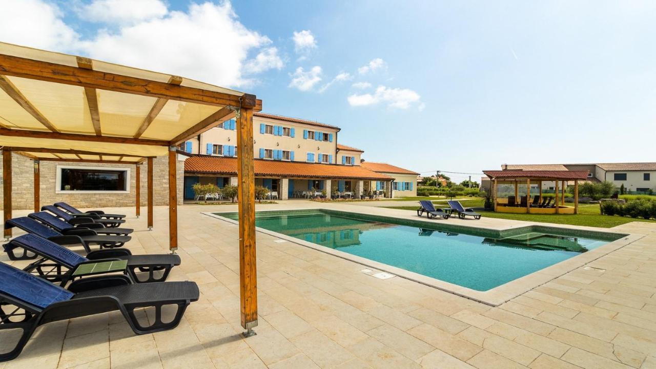 Velanera Hotel & Restaurant Sisan Exterior photo
