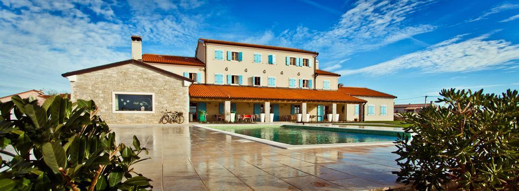 Velanera Hotel & Restaurant Sisan Exterior photo